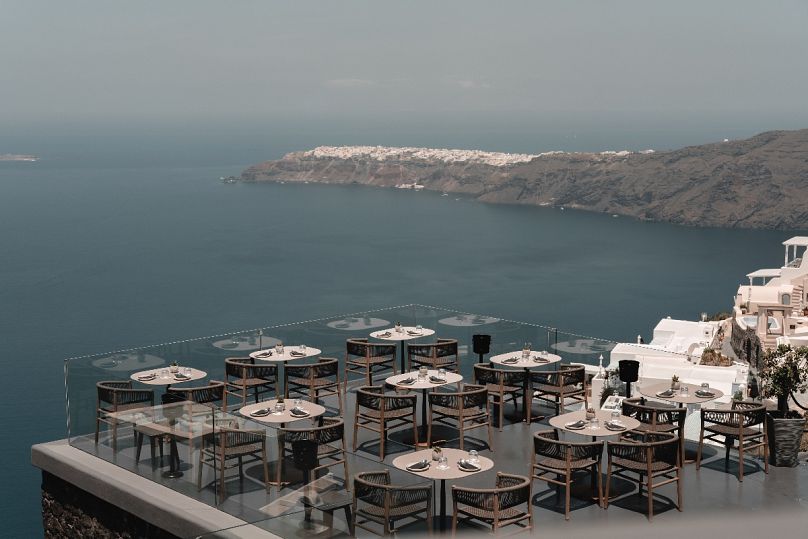 Le restaurant MAVRO offre la vue la plus magnifique sur la mer Égée et les célèbres couchers de soleil de Santorin