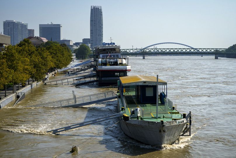 Les passerelles des bateaux amarrés sont submergées dans le Danube à Bratislava, en Slovaquie.