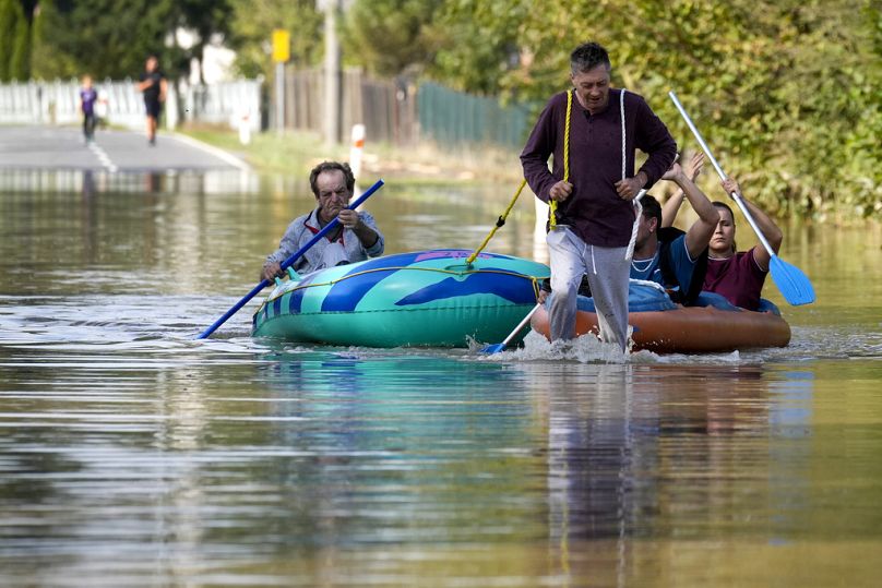 Des habitants pagayent dans une rue inondée à Bohumin, en République tchèque, le mardi 17 septembre 2024