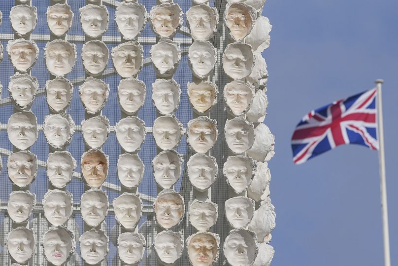 L'œuvre Mil Veces un Instante (Mille fois en un instant) de l'artiste mexicaine Teresa Margolles a été dévoilée sur le quatrième socle de Trafalgar Square.