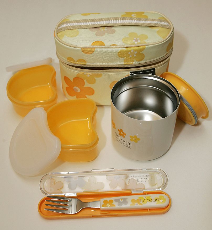 Deux récipients Tupperware faisant partie d'un coffret à lunch japonais de 2007