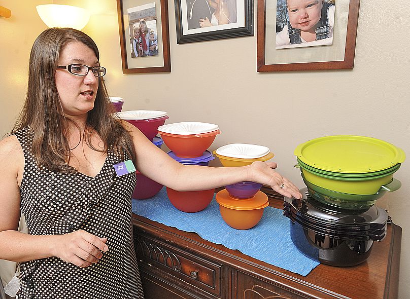 Cristina Prince, enseignante à l'école primaire Severna Park et conseillère Tupperware, présente quelques-unes de ses marchandises le 18 août 2011