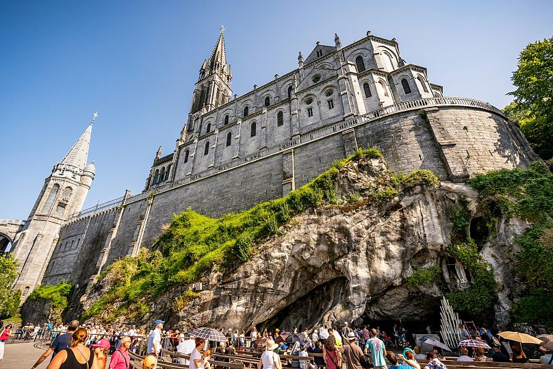 La dépendance économique quasi totale de Lourdes vis-à-vis du tourisme religieux a été mise à nu pendant la pandémie, lorsque les pèlerinages ont été soudainement interrompus. 