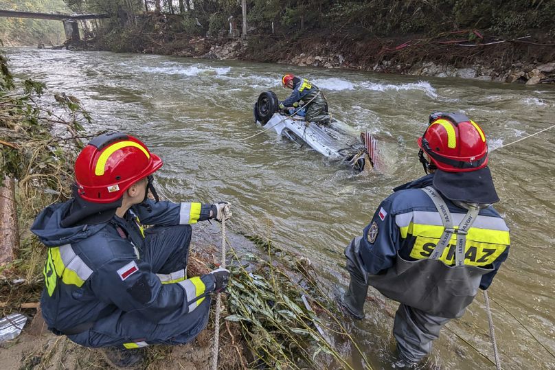 Cette photo fournie par le Service national des incendies de Pologne montre des pompiers au travail sur un site d'inondation, près de Stronie Slaskie, dans le sud-ouest de la Pologne, le jeudi 19 septembre.