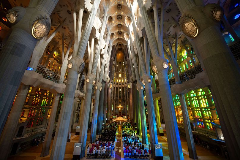 Des fidèles assistent à une messe dans la basilique de la Sagrada Familia à Barcelone, en Espagne, le dimanche 9 juillet 2023.