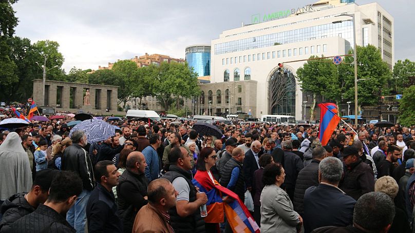 Des manifestations contre Pashinyan ont lieu le 26 mai 2024, après que l'Arménie a accepté de céder le contrôle de plusieurs villages frontaliers à l'Azerbaïdjan.