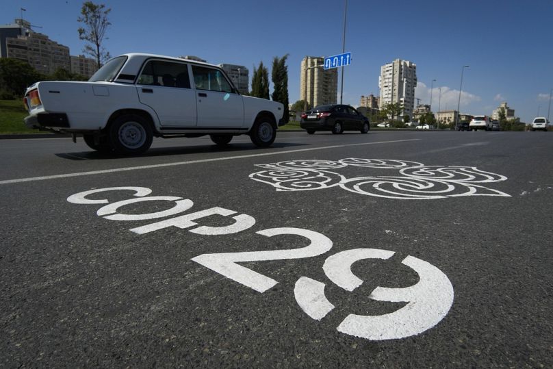 Le logo de la Conférence des Nations Unies sur les changements climatiques COP29 est peint sur une route à Bakou, en Azerbaïdjan.