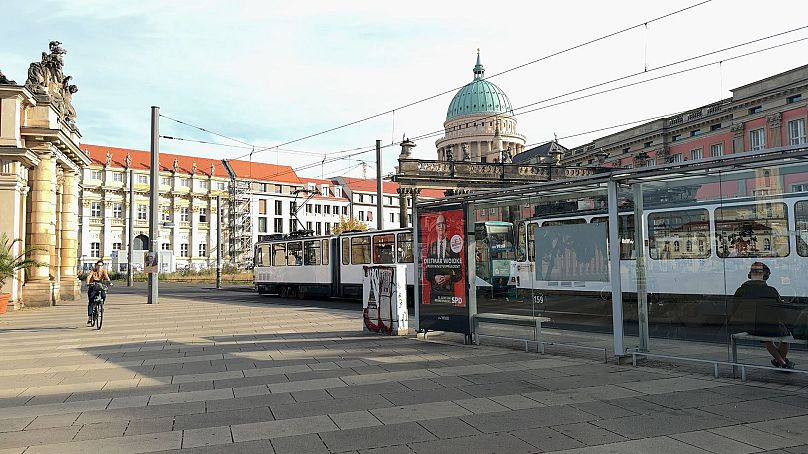 Parlement de Potsdam avec affiche électorale du SPD à l'arrêt de tram