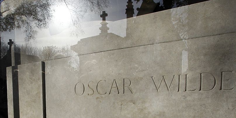 La barrière de verre entourant la tombe d'Oscar Wilde au cimetière du Père Lachaise à Paris