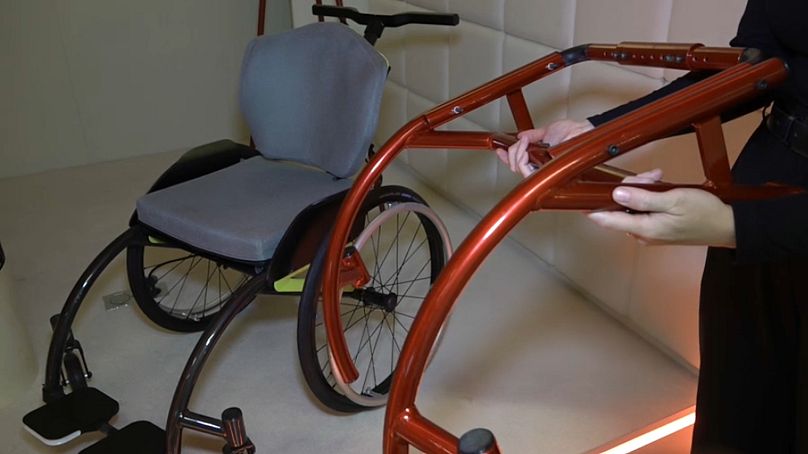 Une photo du fauteuil roulant extensible conçu par Jan Kaděra et de son cadre