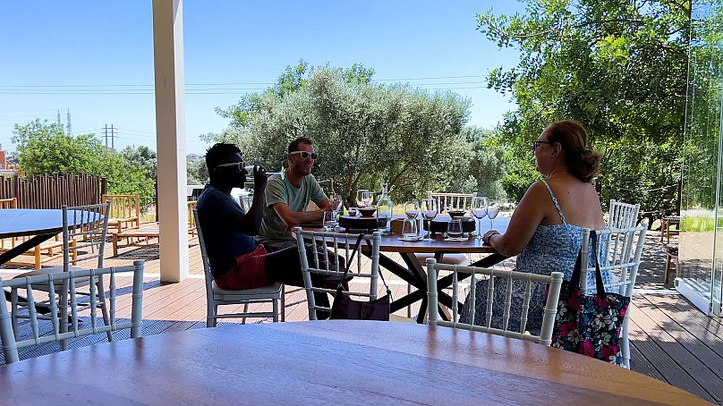 Les touristes profitent d'une dégustation de vin à Quinta do Canhoto