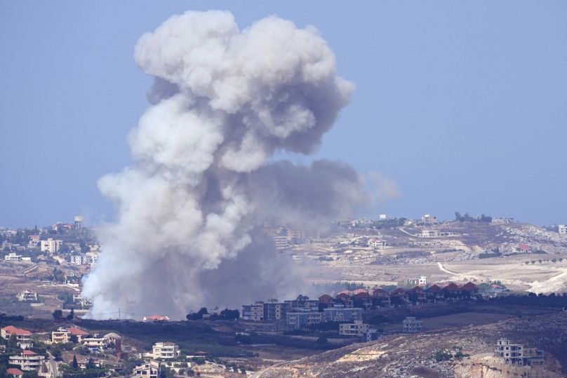 De la fumée s'élève suite aux frappes aériennes israéliennes sur les villages du district de Nabatiyeh, vue depuis la ville méridionale de Marjayoun, au Liban, le lundi 23 septembre 2024