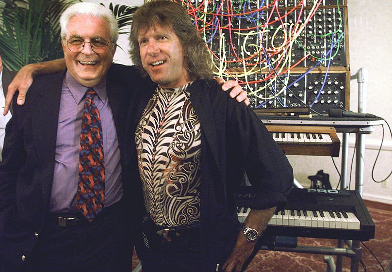 Keith Emerson d'Emerson Lake and Palmer, à droite, pose avec le légendaire ingénieur en électronique musicale, le Dr Bob Moog