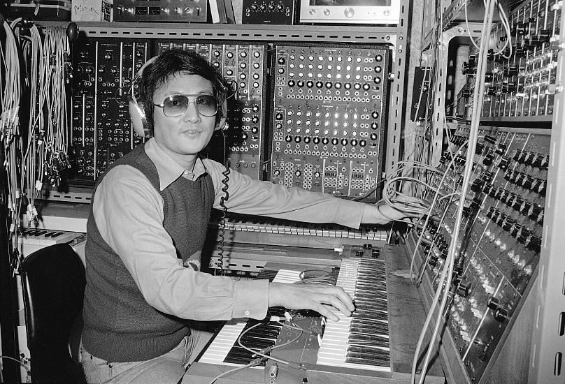 Isao Tomita, un orchestre composé d'un seul homme, fait de la musique électronique dans son studio rempli de composants à Tokyo, le 30 juin 1976. 