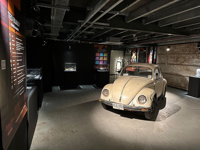 Maquette de la Coccinelle Volkswagen ayant appartenu à Ted Bundy, exposée dans la salle contenant des documents et des objets authentiques du tueur en série américain. 