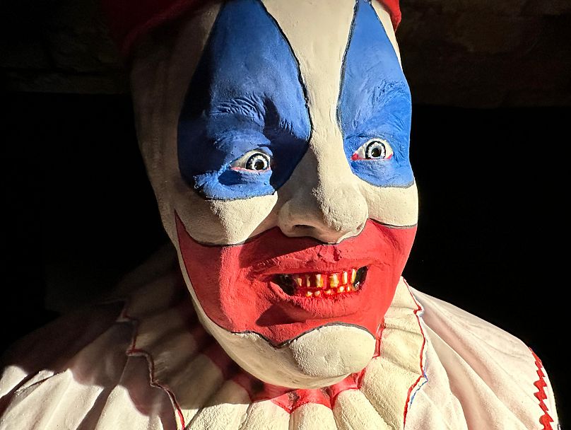 Réplique du costume porté par le tueur en série américain John Wayne Gacy dans le rôle du clown Pogo, créé à partir de son imagination. 