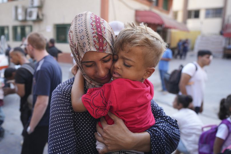 Une Palestinienne dit au revoir à son fils malade avant de quitter la bande de Gaza pour se faire soigner à l'étranger via le passage de Kerem Shalom, à Khan Younis, en juin 2024