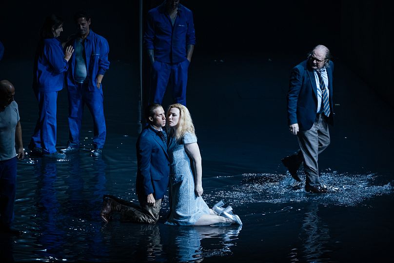   La troupe de « Lady Macbeth du district de Mtsensk » se produit sur une scène trempée d'eau au Gran Teatre Liceu