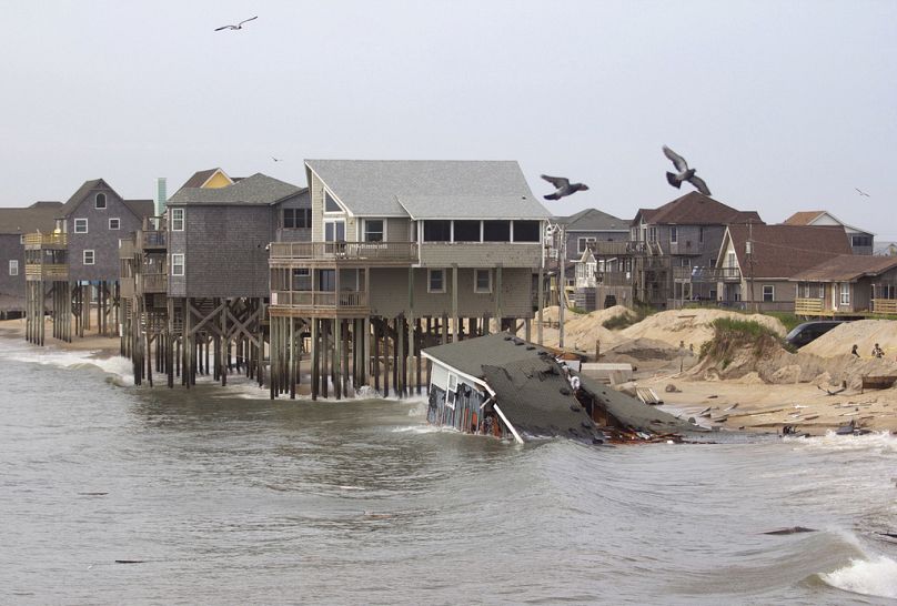 Une maison privée inoccupée à Rodanthe, en Caroline du Nord, juste au sud de la jetée de Rodanthe, s'est effondrée dans l'océan tôt le matin du 28 mai 2024.