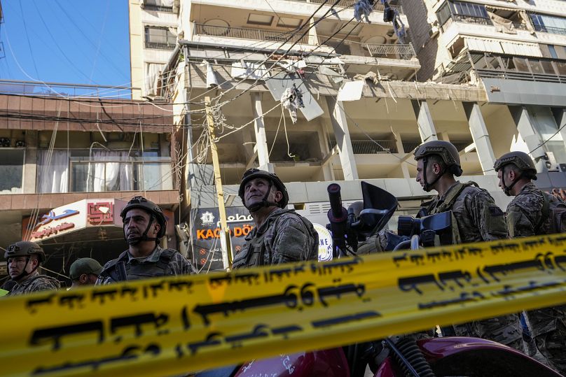 Des soldats libanais bouclent la zone sur le site d'une frappe aérienne israélienne dans la banlieue sud de Beyrouth, le 26 septembre 2024.