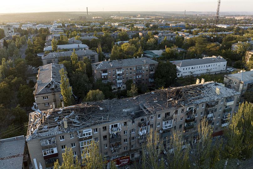 Un immeuble résidentiel fortement endommagé après une frappe aérienne russe à Kramatorsk, le 25 septembre 2024.