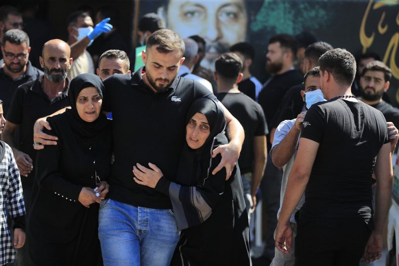 Les gens réagissent lors du cortège funéraire de leurs proches, tués lors des frappes aériennes israéliennes de lundi, dans le village de Saksakieh, dans le sud du pays, le 24 septembre 2024.