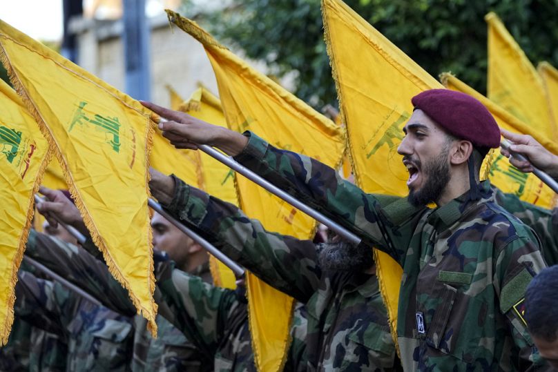 Des membres du Hezbollah brandissent les drapeaux de leur groupe et scandent des slogans à Beyrouth, le 25 septembre 2024.