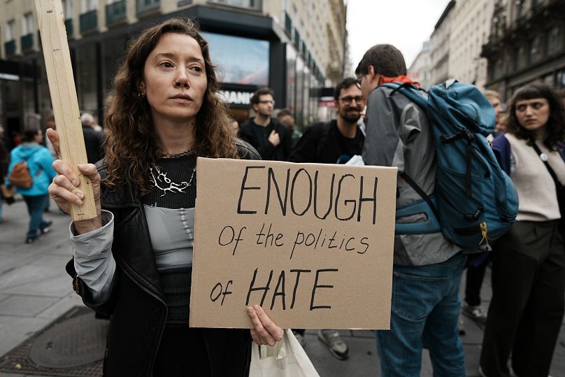 Un manifestant tient une banderole lors d'une manifestation anti-droite à Vienne, le 27 septembre 2024.