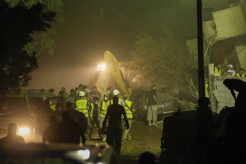 Les sauveteurs arrivent sur le site d'une frappe aérienne israélienne dans la banlieue sud de Beyrouth, le 27 septembre 2024.