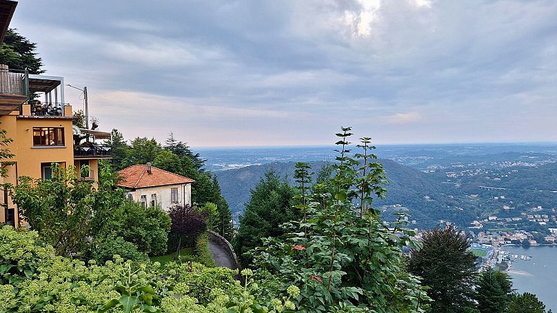 Cafés et restaurants au sommet du funiculaire Côme-Brunate.