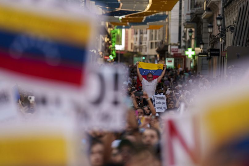 Les Vénézuéliens protestent contre la démocratie dans leur pays à la Puerta del Sol de Madrid le 17 août 2024.