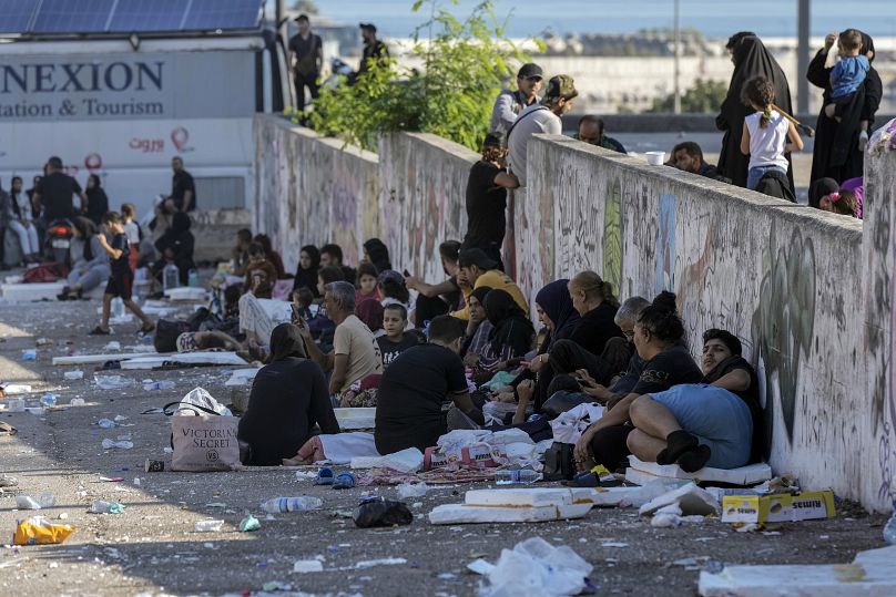 Des familles assises par terre dans le centre de Beyrouth après avoir fui les Israéliens dans la banlieue sud, le 28 septembre 2024