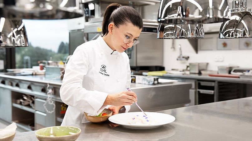 La chef Lucrèze Lacchio en service dans la cuisine du Berceau des Sens.