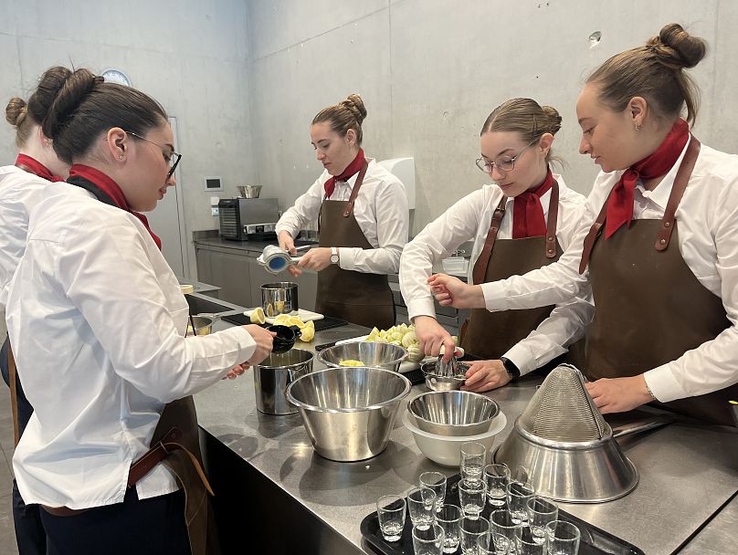 Les étudiants mélangent des citrons verts dans un cours de mixologie de cocktails.