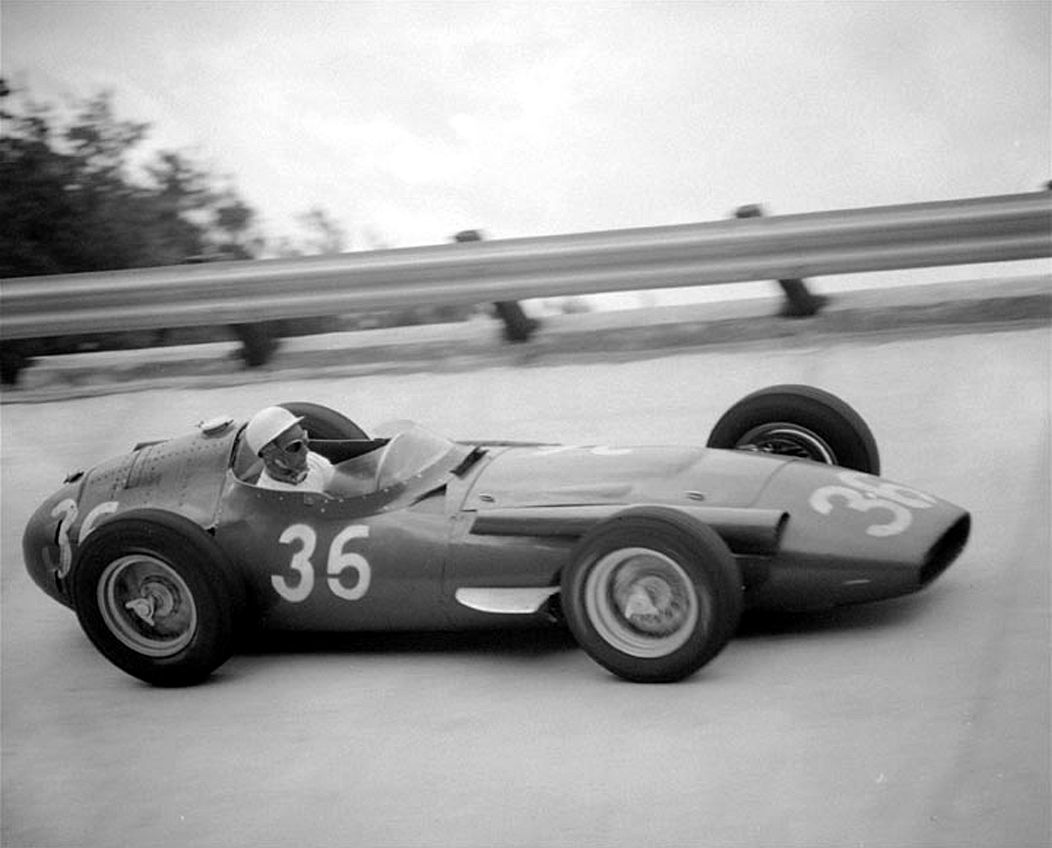 Stirling Moss, de Grande-Bretagne, conduit sa Maserati dans une courbe du circuit de Monza, en Italie, le 2 septembre 1956, lors du Grand Prix d'Europe de 300 milles.