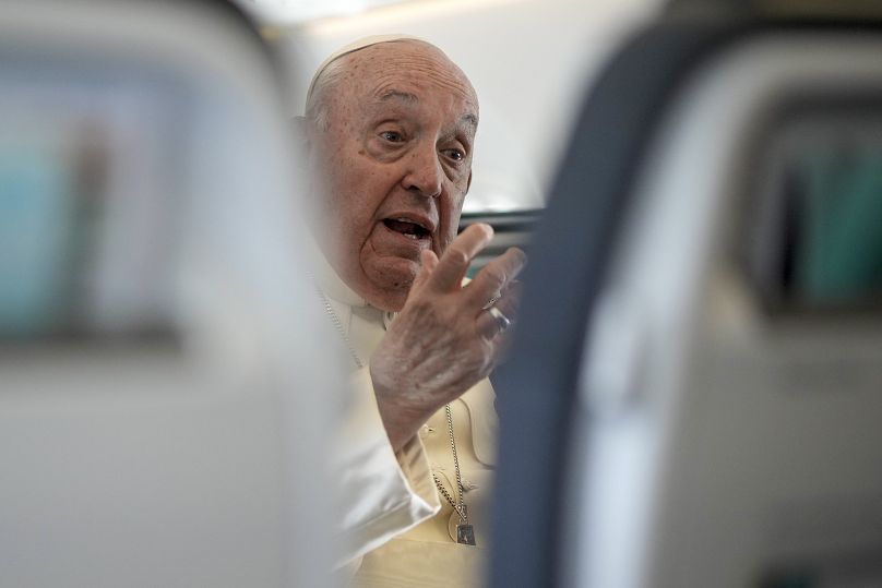 Le pape François s'adresse aux journalistes lors de son vol de retour de la Belgique vers l'Italie, le 29 septembre 2024.