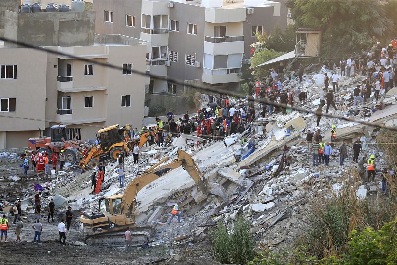 Des personnes et des équipes de secours recherchent des victimes après une frappe aérienne israélienne sur la ville portuaire de Sidon, dans le sud du pays, le 29 septembre 2024.