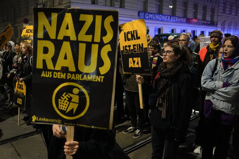 Des manifestants crient des slogans et brandissent des banderoles indiquant « Les nazis hors du Parlement » devant le bâtiment du Parlement à Vienne, le 29 septembre 2024.