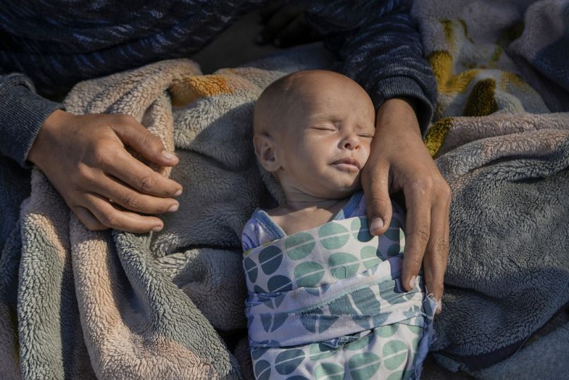 Une femme s'occupe de sa petite fille, Fatima, sur la place des Martyrs de Beyrouth après avoir fui les frappes aériennes israéliennes dans la banlieue sud de Dahiyeh, le dimanche 29 septembre 2024.