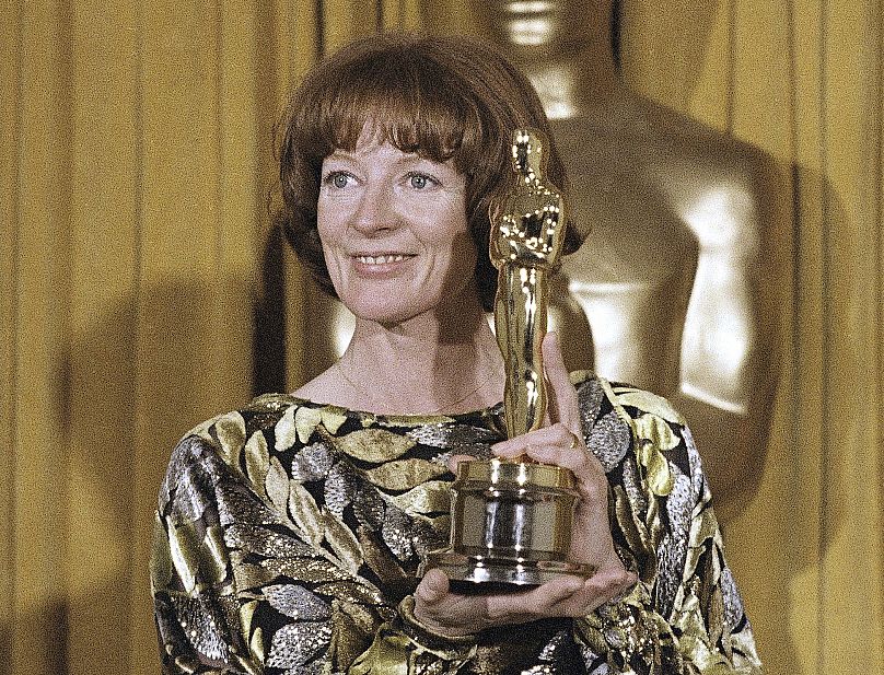 Maggie Smith tient son Oscar de la meilleure actrice dans un second rôle dans le film California Suite - 1979