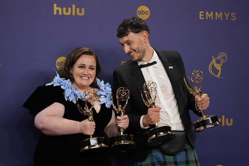 Jessica Gunning, à gauche, avec Richard Gadd, à droite, à la 76e cérémonie des Primetime Emmy Awards - 15 septembre 2024