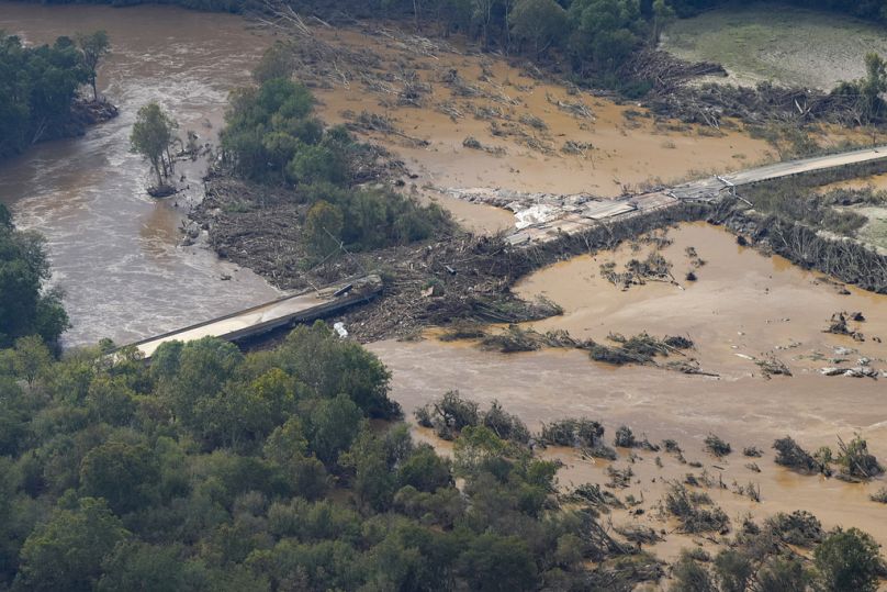 un pont endommagé et des inondations à la suite de l'ouragan Helene sont visibles le long de la rivière Nolichucky, Tennessee. 