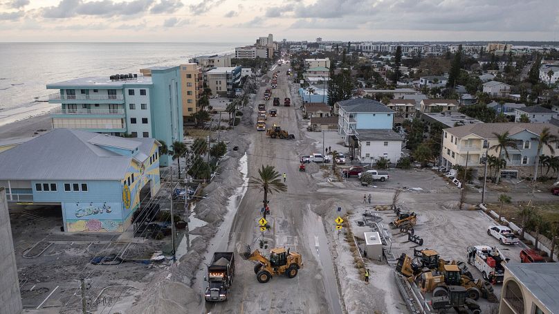 Les équipes travaillent pour nettoyer les tonnes de sable et de débris poussés sur Gulf Boulevard par l'onde de tempête de l'ouragan Helene.