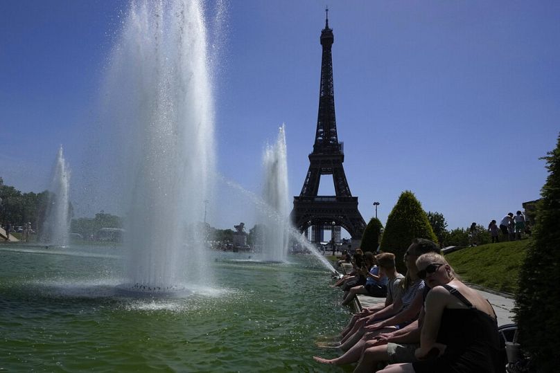 Les gens se rafraîchissent dans les fontaines du Trocadéro à Paris. 