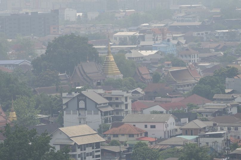 Un problème mondial, en particulier pour les pays en développement : une épaisse couche de fumée recouvre la ville de la province de Chiang Mai, dans le nord de la Thaïlande, en avril 