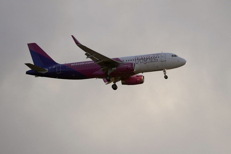 Court-courrier Wizz : un Airbus A320 de Wizz Air s'apprête à atterrir à Lisbonne en juillet