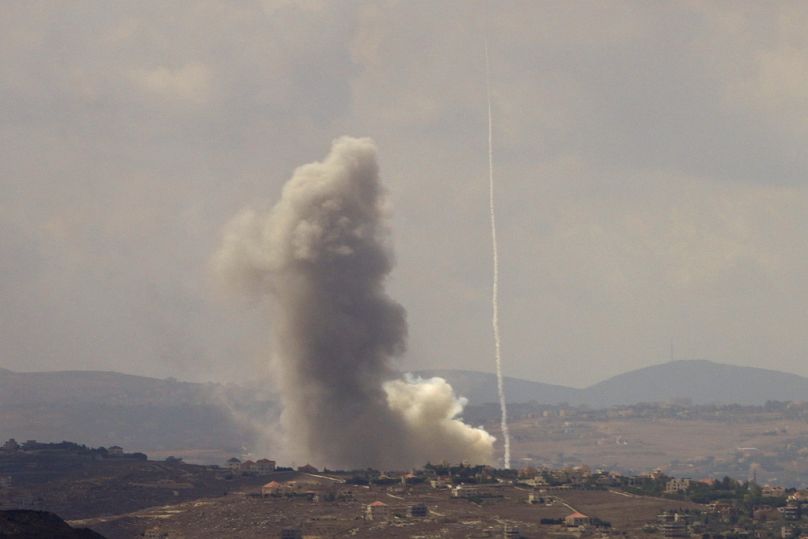 De la fumée s'élève suite aux frappes aériennes israéliennes sur le village de Taybeh, vu depuis la ville méridionale de Marjayoun, au Liban, le lundi 23 septembre 2024