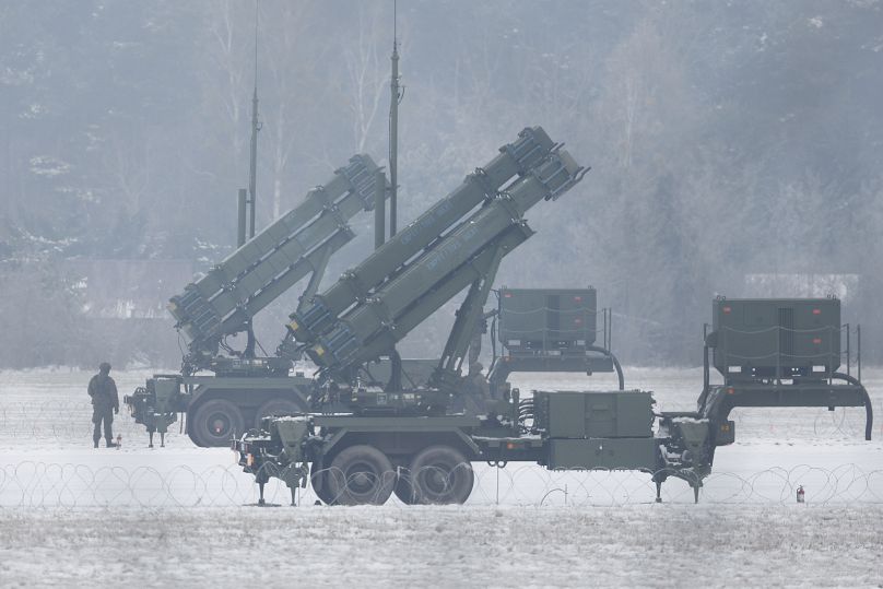 Des lanceurs de missiles Patriot acquis aux États-Unis l'année dernière sont déployés en Pologne, le 6 février 2023