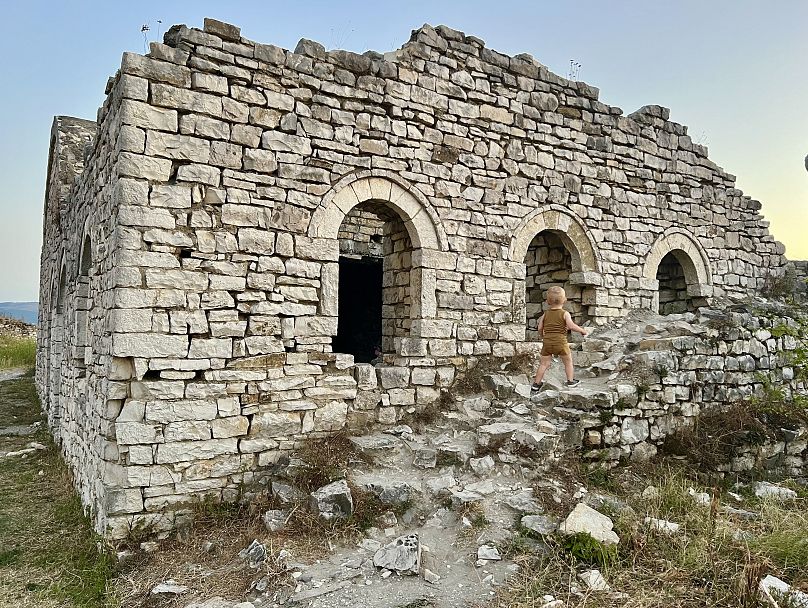 Mon enfant en bas âge explore le château de Berat en Albanie