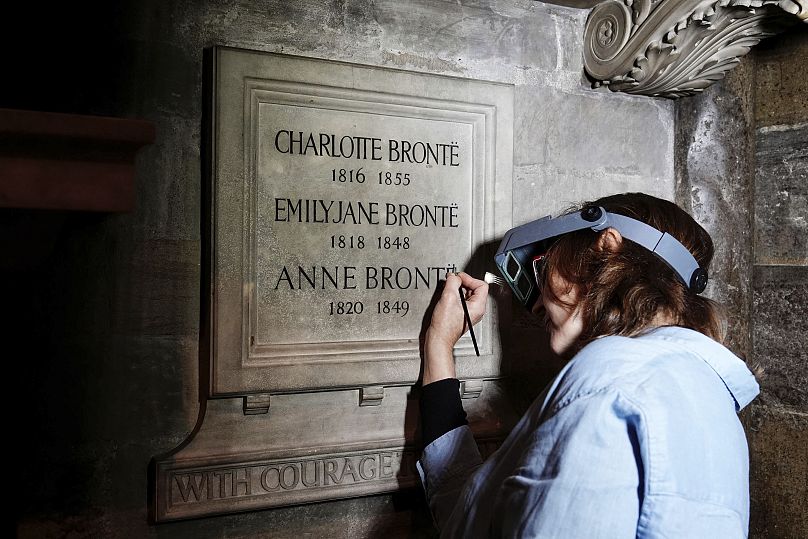 La restauratrice Lucy Ackland ajoute la touche finale au mémorial dédié à Charlotte, Emily et Anne Brontë au Poets' Corner de l'abbaye de Westminster à Londres - 26 septembre 2024